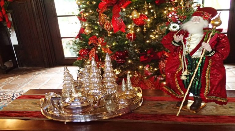 Pinewood Estate Holiday Home Tour Brings Guests “Home For The Holidays”