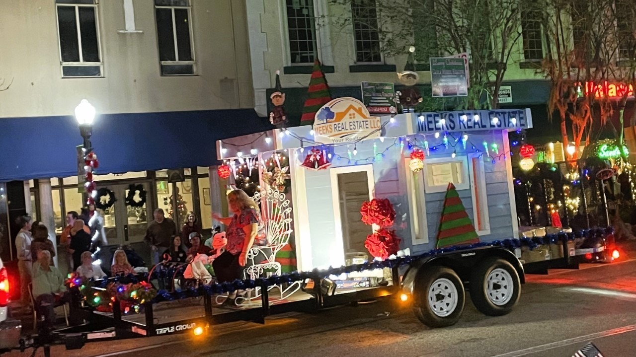 More Than 100 Units Ride in Bartow Christmas Parade