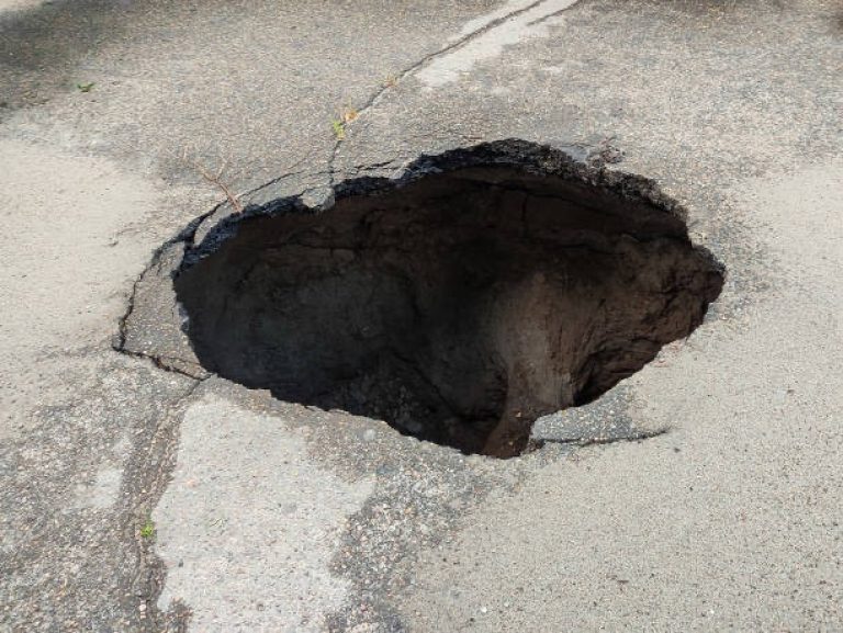 8 Foot Wide By 20 Foot Deep Sinkhole Opens In Highland City Homes Front Yard